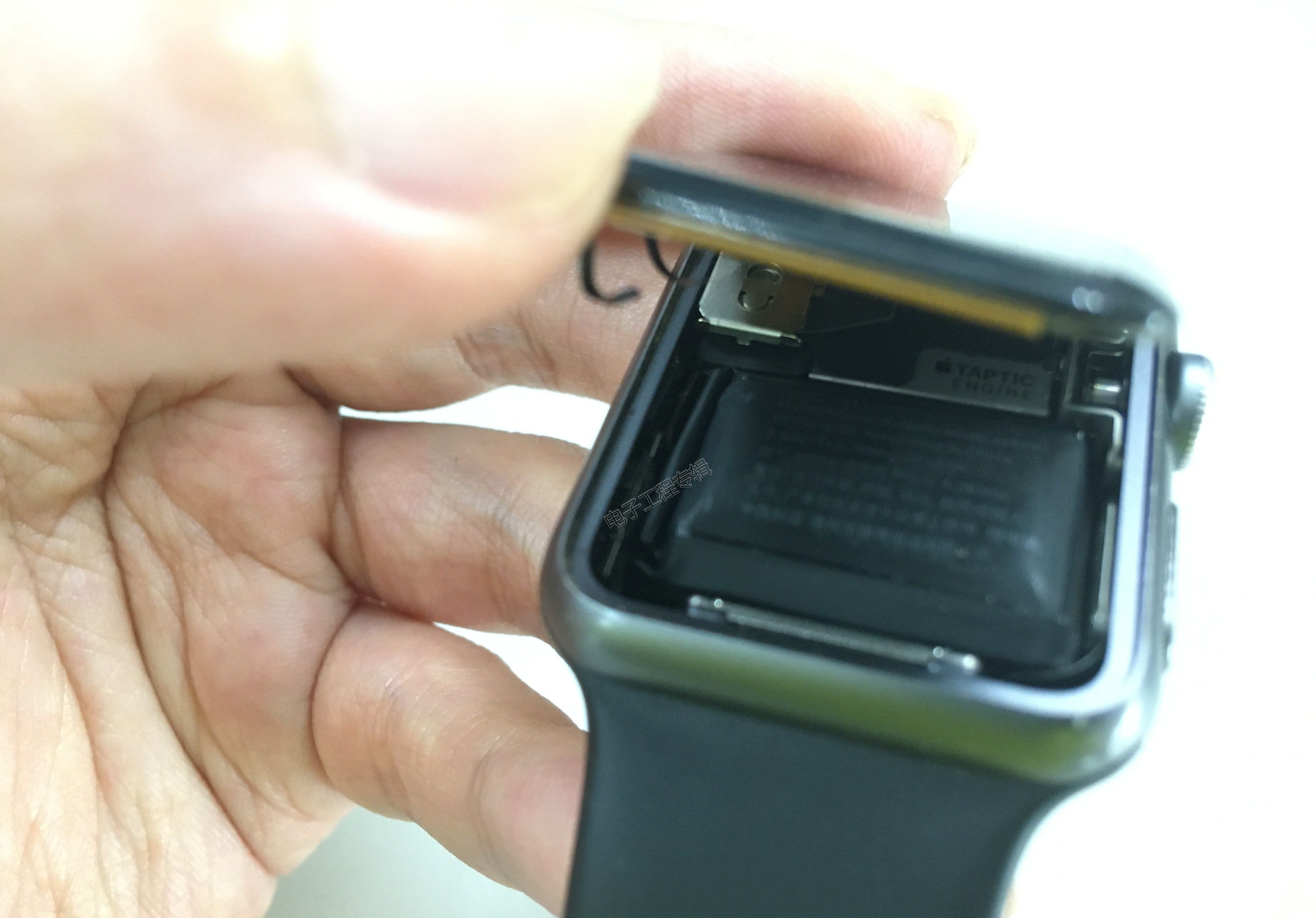 苹果手表电池鼓包顶开屏幕，自己换电池